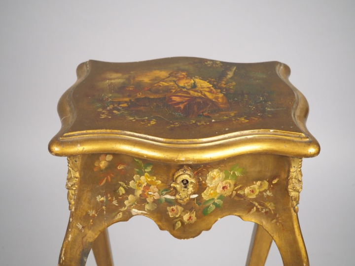 Petit table chiffonnier de style Louis XV, décor de jeune bergère en v