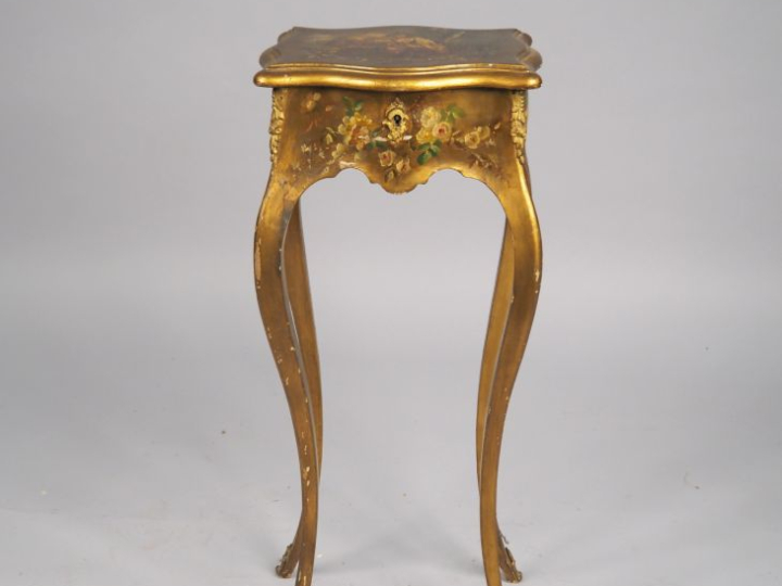 Petit table chiffonnier de style Louis XV, décor de jeune bergère en v