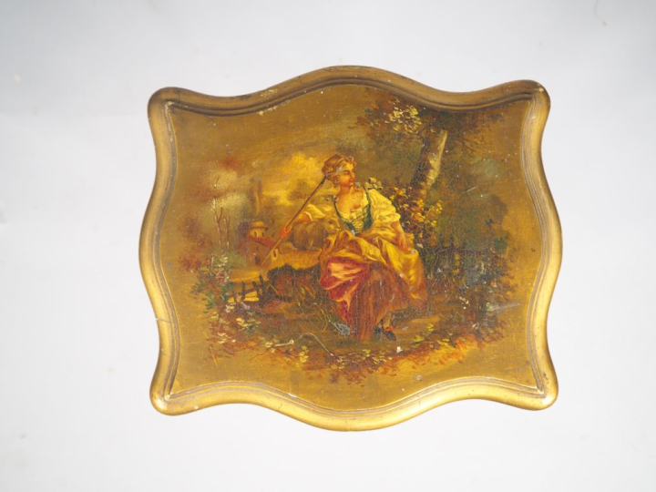 Petit table chiffonnier de style Louis XV, décor de jeune bergère en v