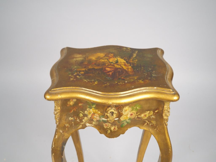 Petit table chiffonnier de style Louis XV, décor de jeune bergère en v