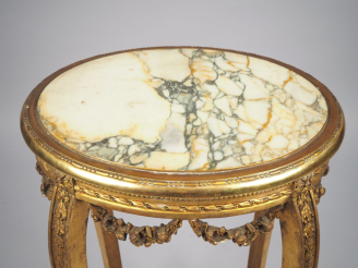 Vente aux enchères Guéridon ovale de style Louis XVI en bois et stuc doré, à décor de gui