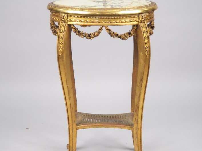Guéridon ovale de style Louis XVI en bois et stuc doré, à décor de gui