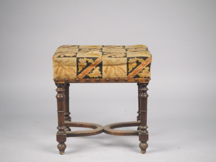 Tabouret de style Louis XIII, garniture de tapisserie. Dim. 50 49 x 34