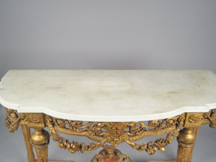 Console de style Louis XVI en bois sculpté, doré et ajouré, décor de p