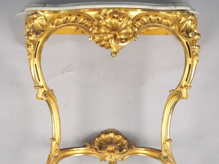 Console Napoléon III de style Louis XV en bois sculpté et doré, à déco