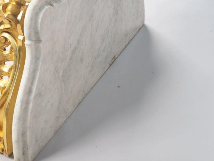 Console Napoléon III de style Louis XV en bois sculpté et doré, à déco