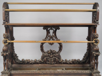 Vente aux enchères Porte vêtements et chapeaux de style Henri II en bois naturel mouluré 