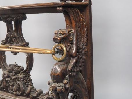 Porte vêtements et chapeaux de style Henri II en bois naturel mouluré 