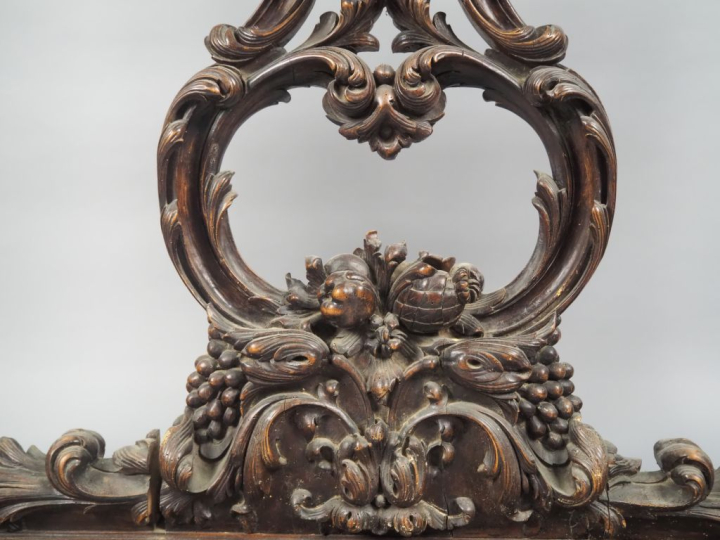 Porte vêtements et chapeaux de style Henri II en bois naturel mouluré 