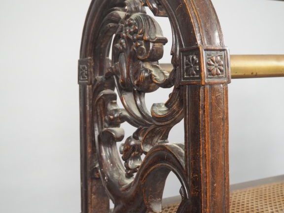 Porte vêtements et chapeaux de style Henri II en bois naturel mouluré 