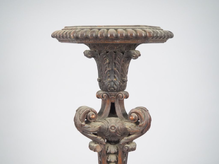 Sellette de style Louis XIV en chêne mouluré, sculpté et ajouré, à déc