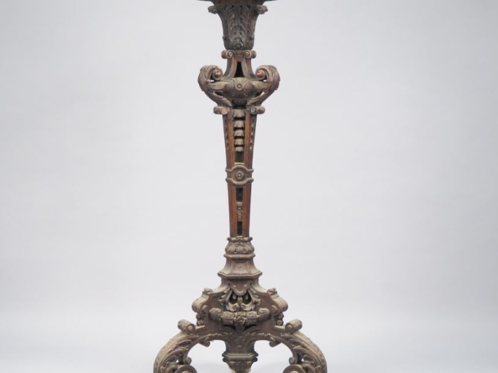 Sellette de style Louis XIV en chêne mouluré, sculpté et ajouré, à déc