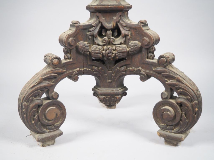 Sellette de style Louis XIV en chêne mouluré, sculpté et ajouré, à déc