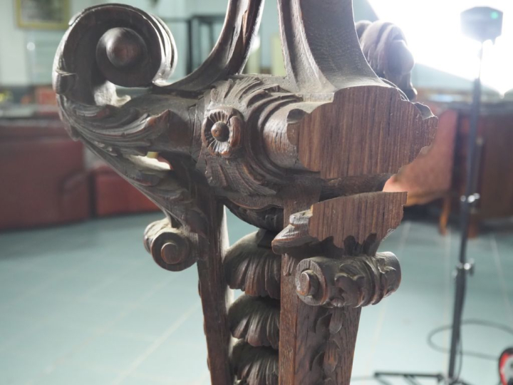 Sellette de style Louis XIV en chêne mouluré, sculpté et ajouré, à déc