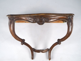 Vente aux enchères Console Louis XV provençale en noyer mouluré et sculpté, à décor de pa