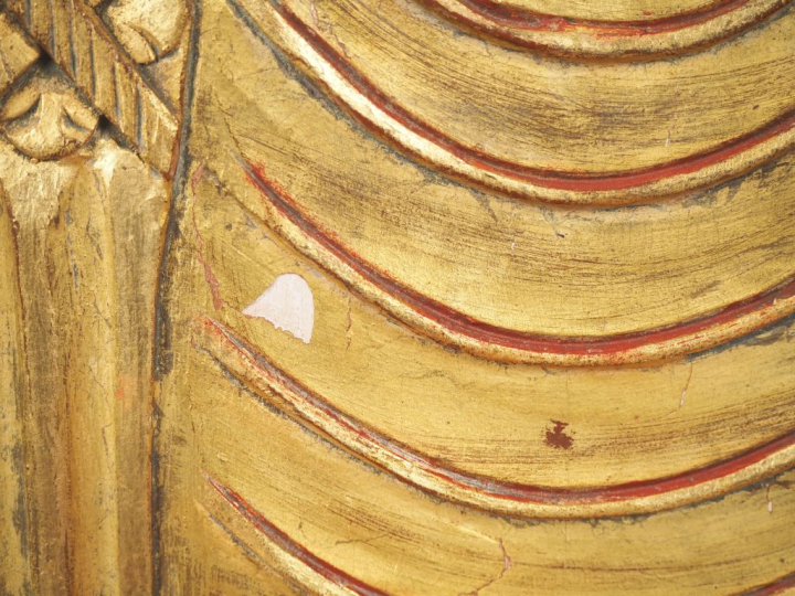 Paire de chaises de style Louis XVI en bois doré à décor de draperie e