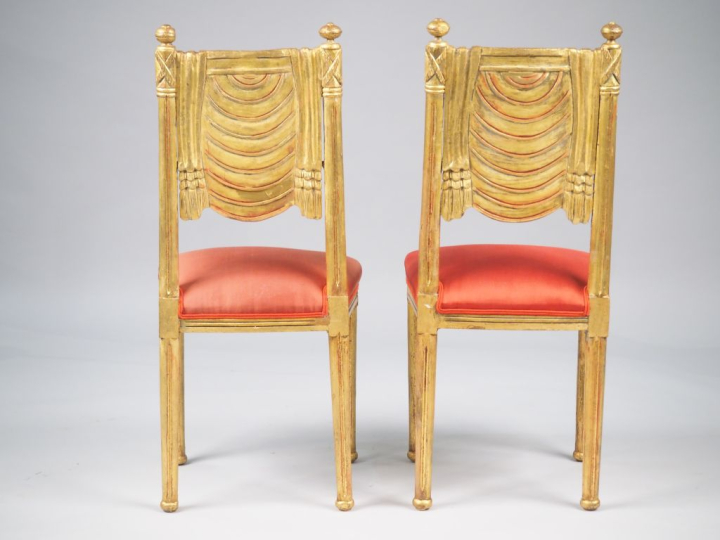 Paire de chaises de style Louis XVI en bois doré à décor de draperie e