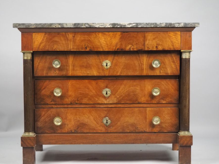 Commode Empire en noyer et placage de noyer, ouvrant à quatre tiroirs 