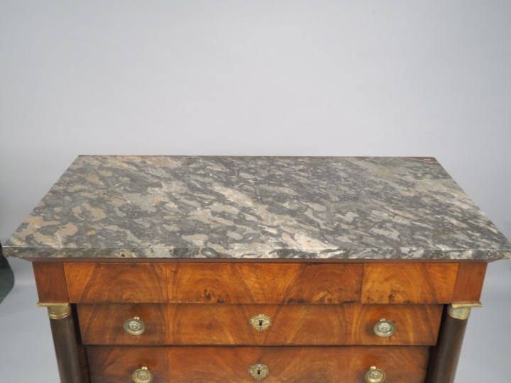 Commode Empire en noyer et placage de noyer, ouvrant à quatre tiroirs 