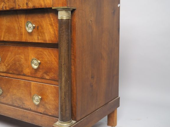 Commode Empire en noyer et placage de noyer, ouvrant à quatre tiroirs 