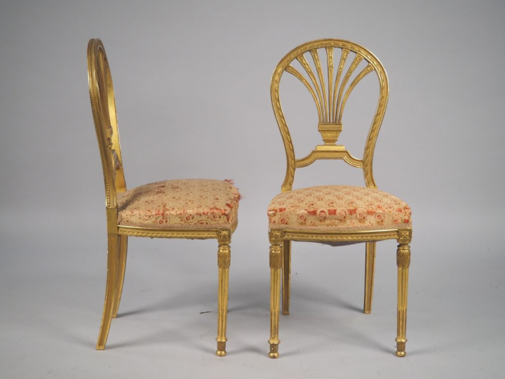 Paire de chaises de style Louis XVI en bois doré, dossier gerbe.  Pair