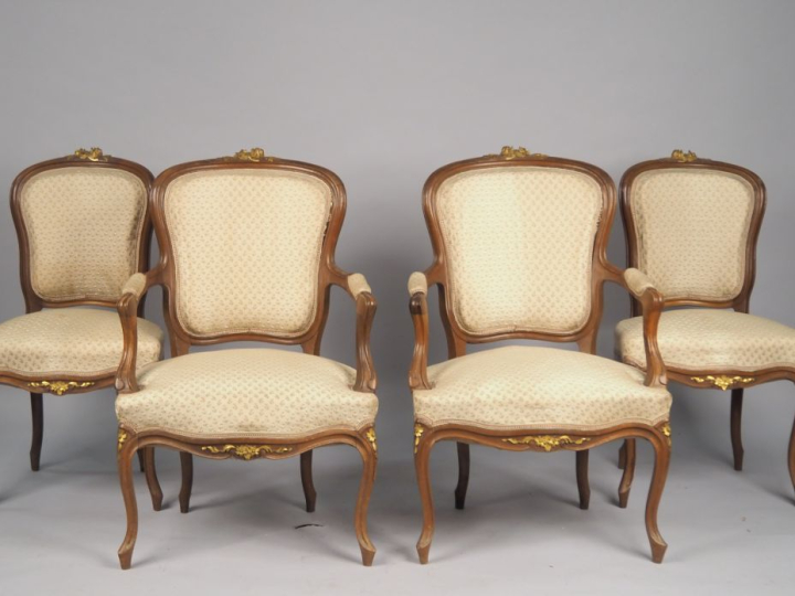 Paire de chaises de style Louis XVI en bois doré, dossier gerbe.  Pair