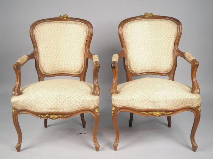 Paire de chaises de style Louis XVI en bois doré, dossier gerbe.  Pair
