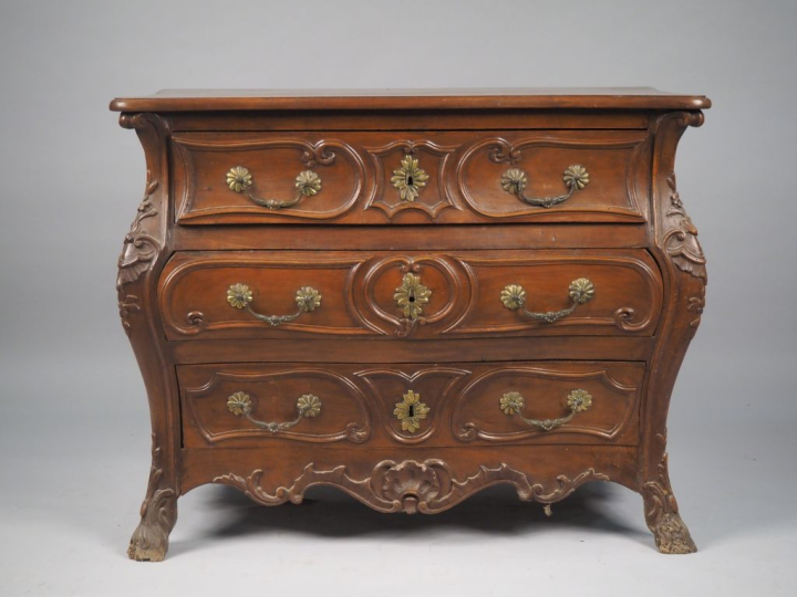 Commode tombeau de style Louis XV en noyer mouluré et sculpté, à décor