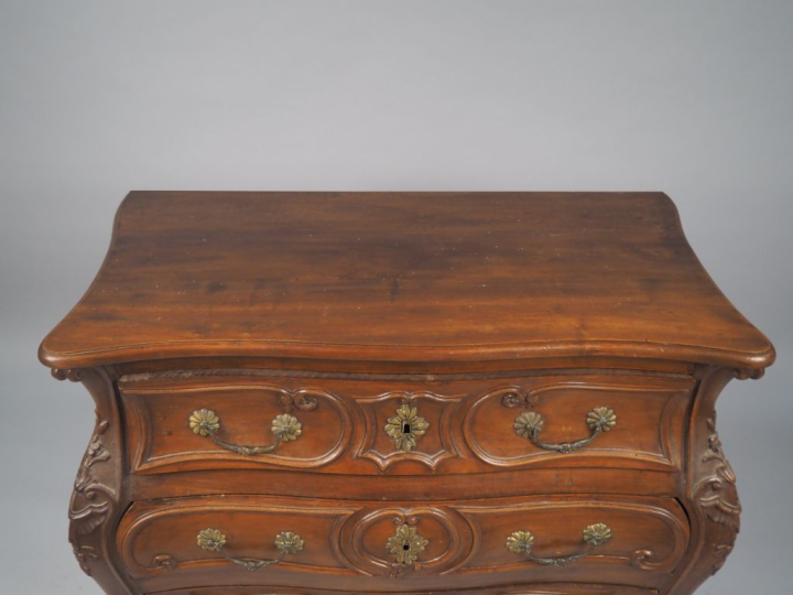 Commode tombeau de style Louis XV en noyer mouluré et sculpté, à décor