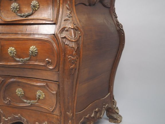 Commode tombeau de style Louis XV en noyer mouluré et sculpté, à décor
