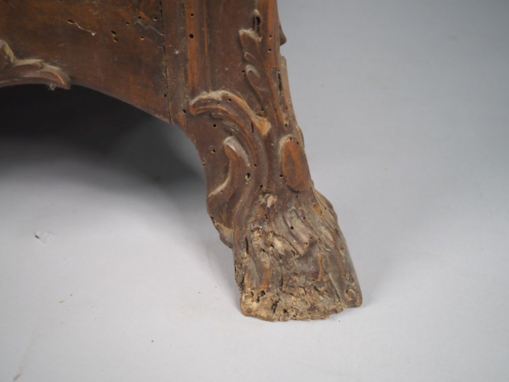 Commode tombeau de style Louis XV en noyer mouluré et sculpté, à décor