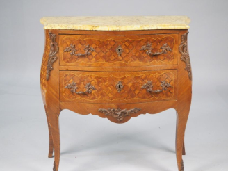 Vente aux enchères Commode de style Louis XV en marqueterie, à décor de croisillons, dess