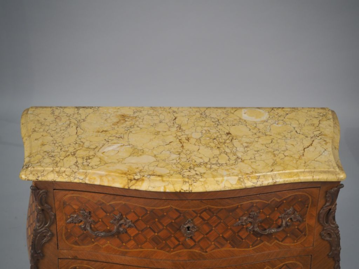 Commode de style Louis XV en marqueterie, à décor de croisillons, dess