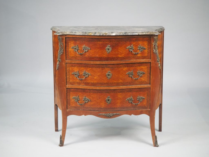 Commode de style Louis XV en marqueterie, à décor de croisillons, dess