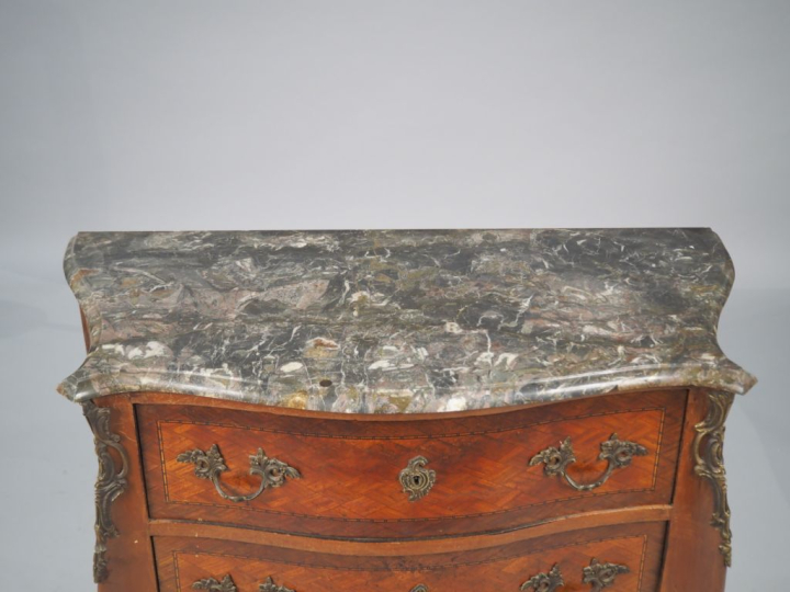 Commode de style Louis XV en marqueterie, à décor de croisillons, dess