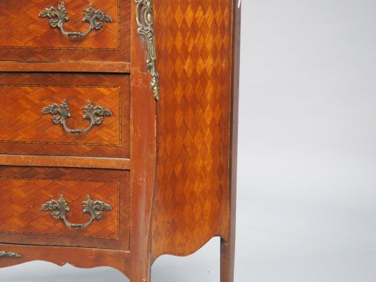 Commode de style Louis XV en marqueterie, à décor de croisillons, dess