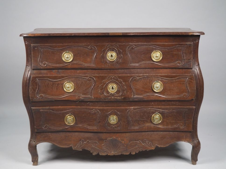 Commode tombeau Louis XV en bois naturel mouluré et sculpté, ouvrant à
