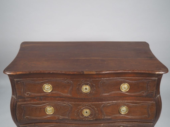 Commode tombeau Louis XV en bois naturel mouluré et sculpté, ouvrant à