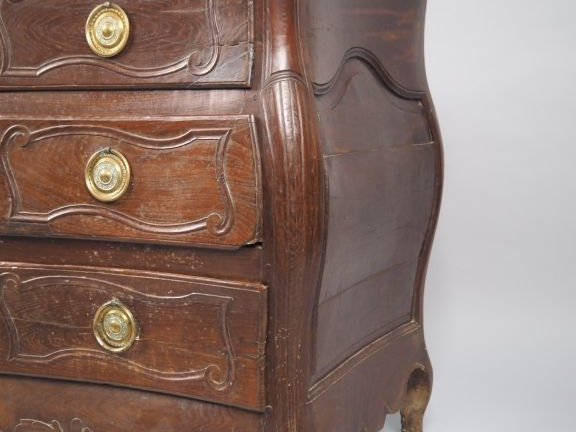 Commode tombeau Louis XV en bois naturel mouluré et sculpté, ouvrant à