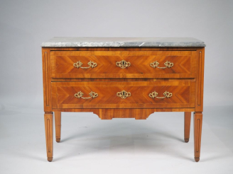Vente aux enchères Commode Louis XVI en marqueterie, ouvrant à deux tiroirs, pieds fuselé