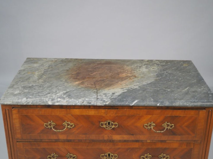 Commode Louis XVI en marqueterie, ouvrant à deux tiroirs, pieds fuselé