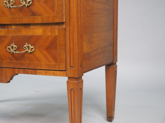 Commode Louis XVI en marqueterie, ouvrant à deux tiroirs, pieds fuselé