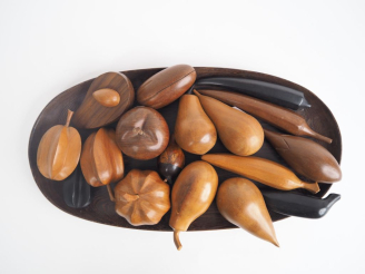 Vente aux enchères Plateau et 17 fruits en bois exotique.