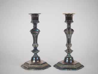 Vente aux enchères Paire de bougeoirs de style Louis XIV en bronze argenté à décor de coq