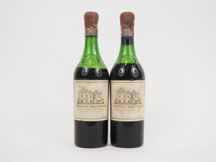2 BOUTEILLES CHÂTEAU HAUT BRION 1er GCC GRAVES - 1970 - 1 à 4,5 CM BOU