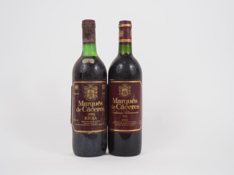 Vente aux enchères 2 BOUTEILLES MARQUÉS DE CACERES RIOJA - 1 de 1984 - LB/1 de 1995 - BG