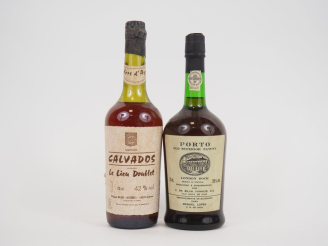 Vente aux enchères 2 BOUTEILLES : 1 CALVADOS LE LIEU DOUBLET P. BAZIN/1 PORTO OLD SUPERIO