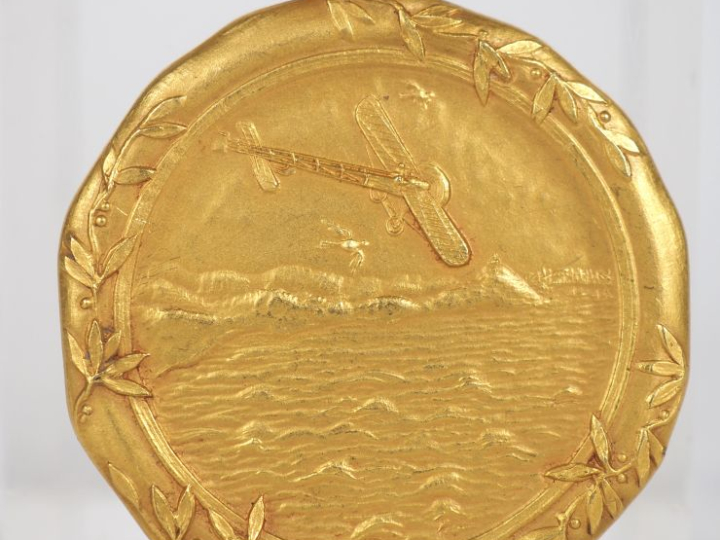Médaille commémorative en or du Raid Paris Buenos-Aires portant la men