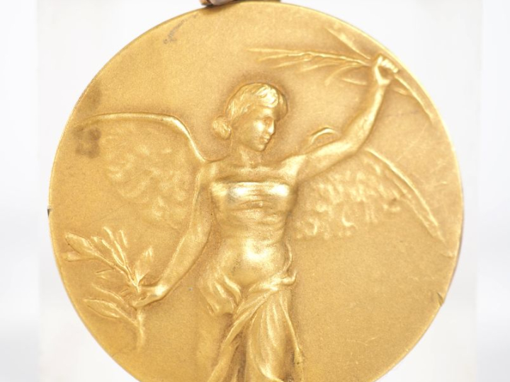 Médaille en métal doré, plaqué or.  El Centro de Aviacion Del Uruguay 