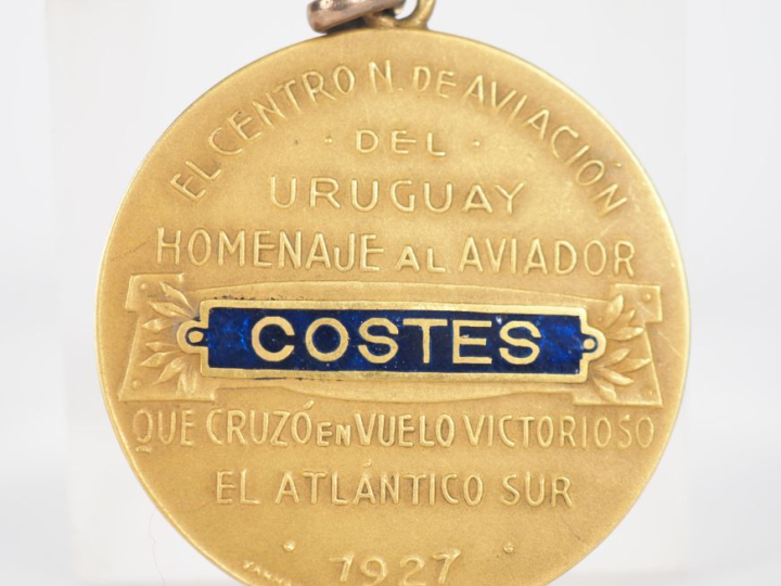 Médaille en métal doré, plaqué or.  El Centro de Aviacion Del Uruguay 